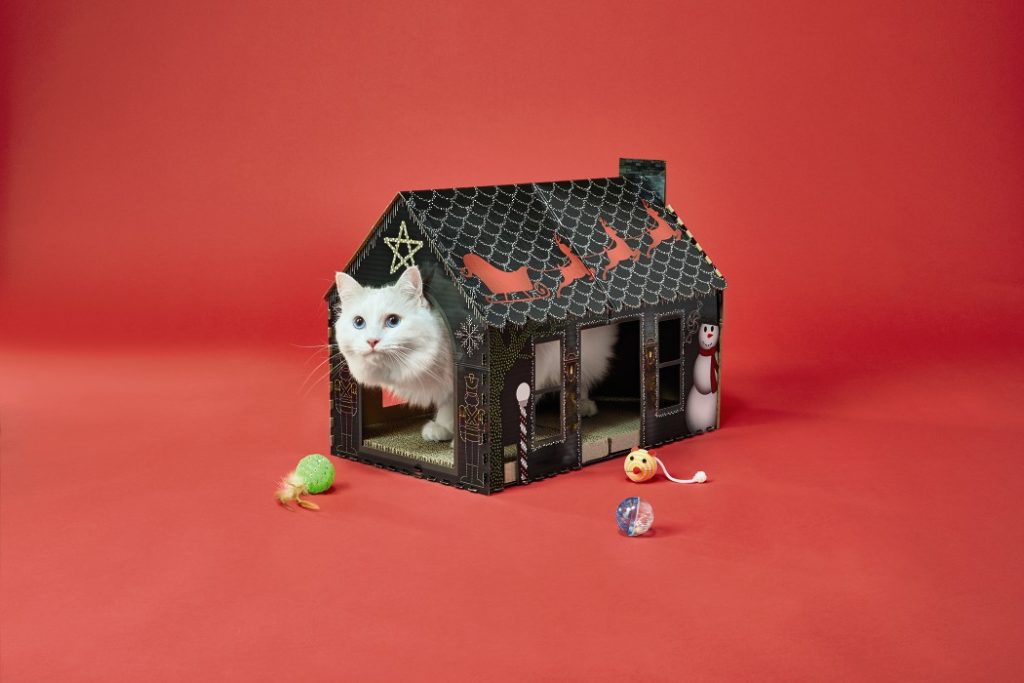 Heart to Tail Cat Scratching Playhouse with cat in house
