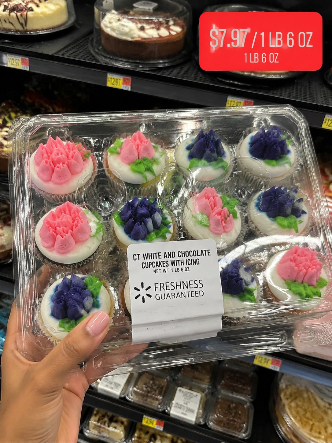 FRESHNESS GUARANTEED CT WHITE AND CHOCOLATE CUPCAKES WITH ICING