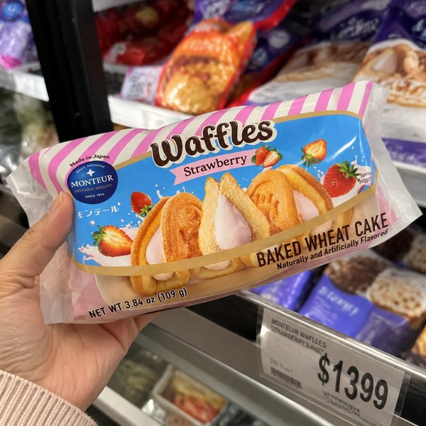 Monteur Strawberry Cream Waffle Cakes
